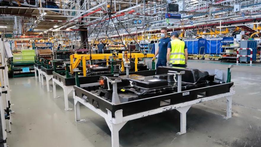 Dos trabajadores supervisan la cadena de montaje, | EL PERIÓDICO