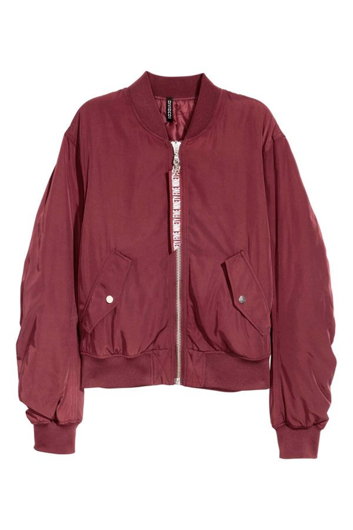 Imprescindibles de temporada en H&M con descuentos: bomber granate