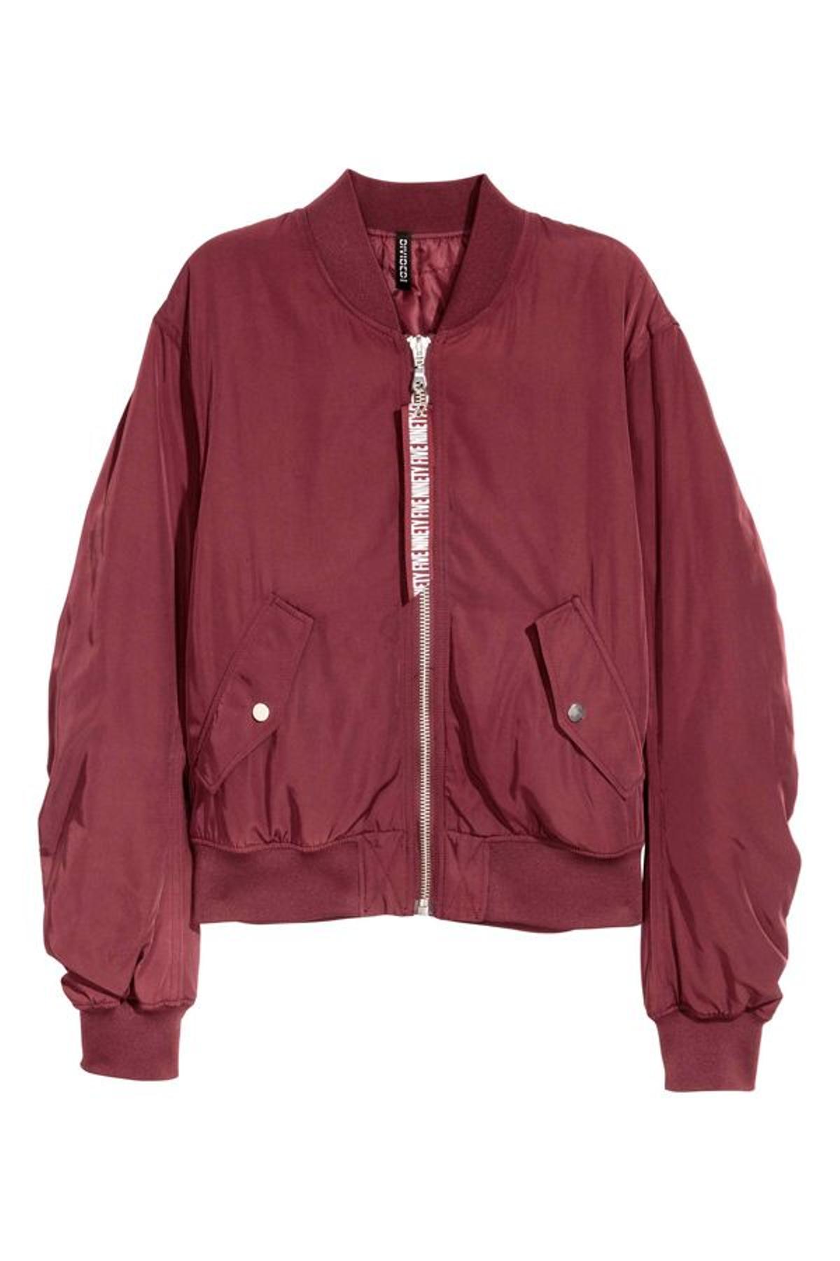 Imprescindibles de temporada en H&amp;M con descuentos: bomber granate