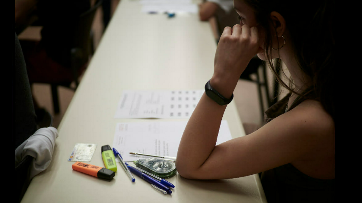 Una estudiante minutos antes de comenzar la selectividad