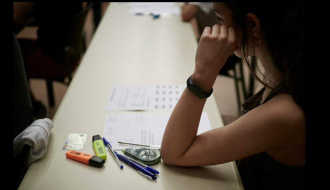 Una estudiante, minutos antes de comenzar la selectividad, en la Universidad Pública de Navarra