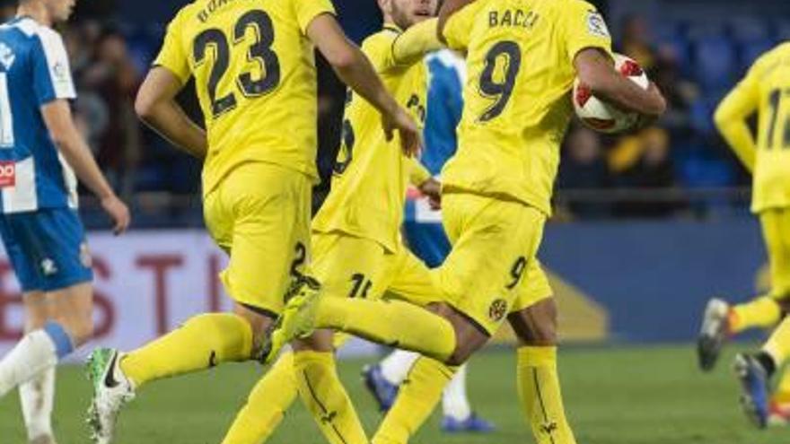 Miguel Llambrich y Bacca se felicitan después del tanto del empate del Villarreal.