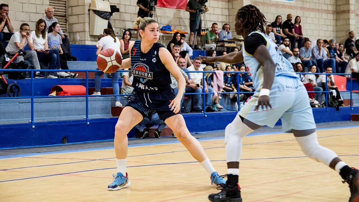 Marta Martínez controla el balón en el último partido del Milar en la Liga Challenge.