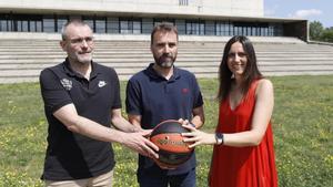 Salva Camps, junto al director deportivo Jordi Pla, y la directora general del club, Steffi Batlle