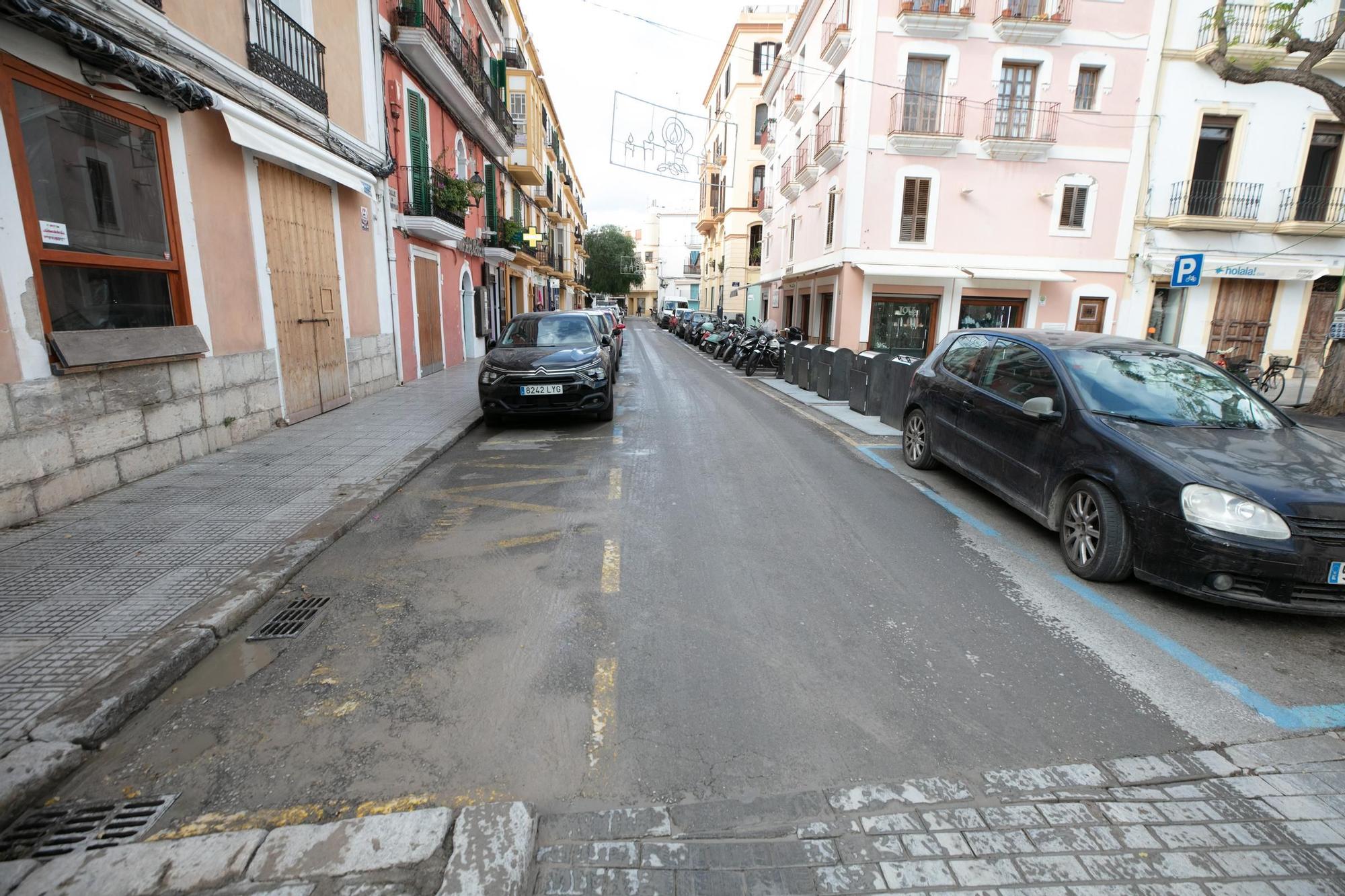 Calle de las farmacias de Ibiza cortada por vertidos de aceite