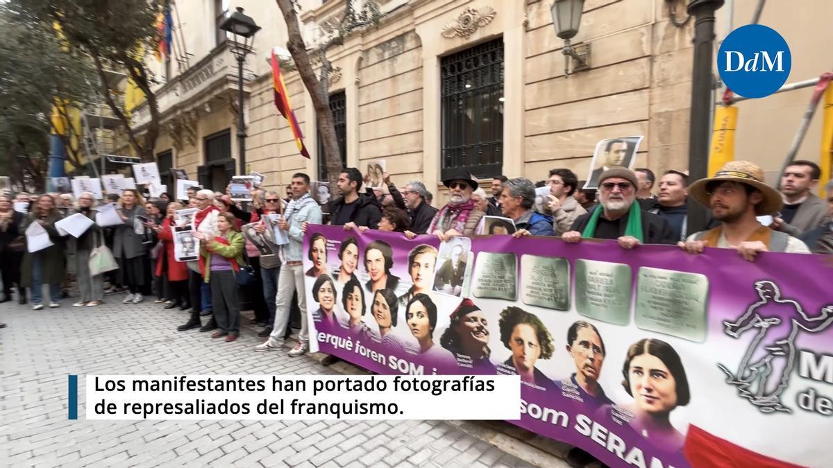 VÍDEO | Unas 200 personas protestan frente al Parlament contra la derogación de la ley de Memoria Democrática