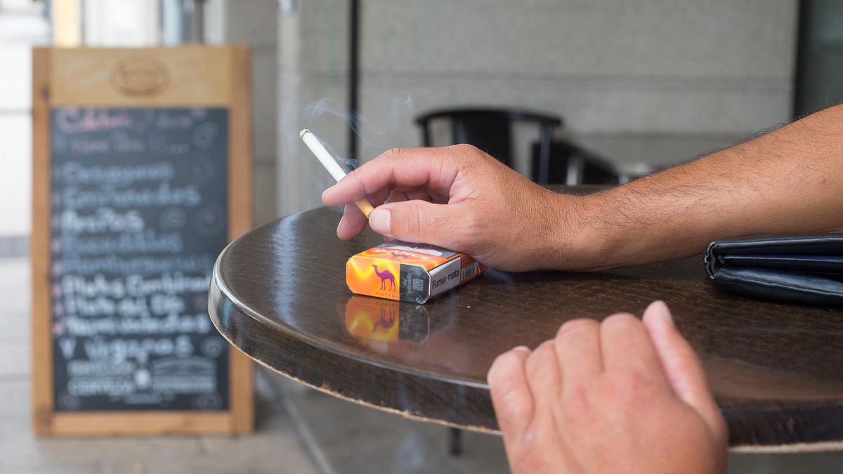 Una persona fuma en una terraza