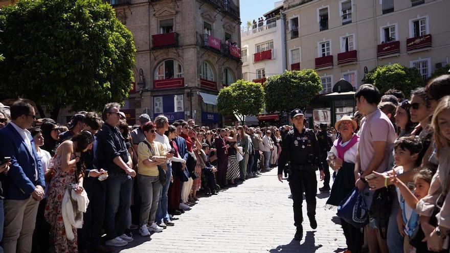 Vídeo | Un incendio en la calle Cuna obliga a un cambio urgente en el itinerario de La Borriquita