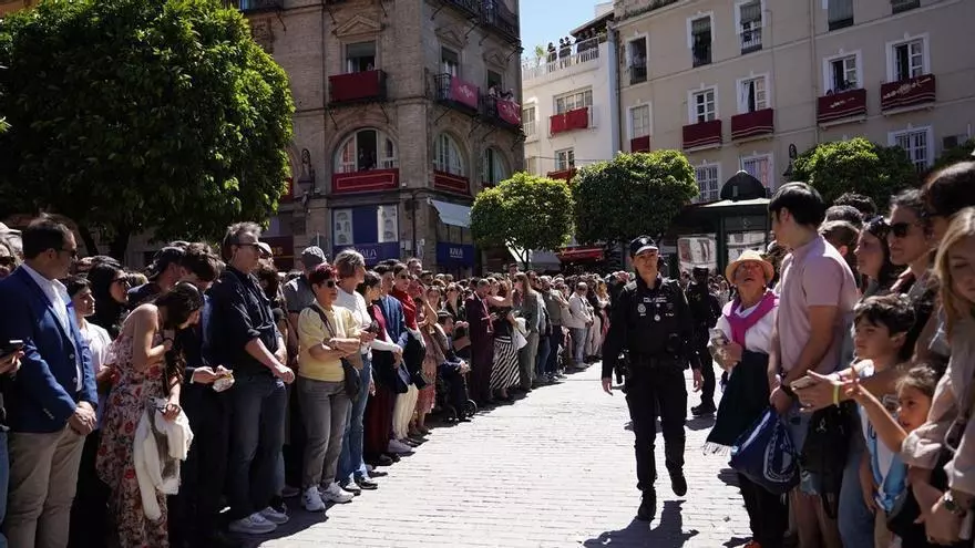 Vídeo | Un incendio en la calle Cuna obliga a un cambio urgente en el itinerario de La Borriquita