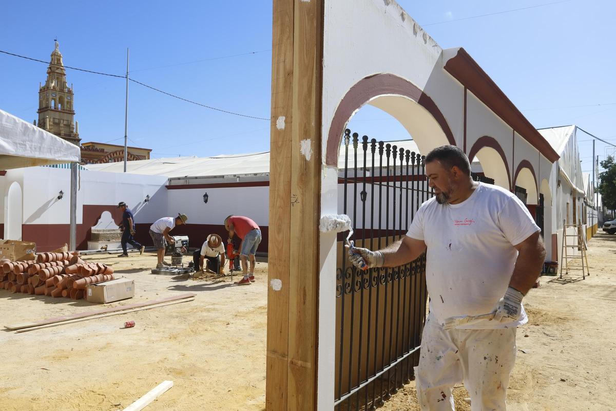 Últimos retoques en el montaje de la Feria de Córdoba, este martes.