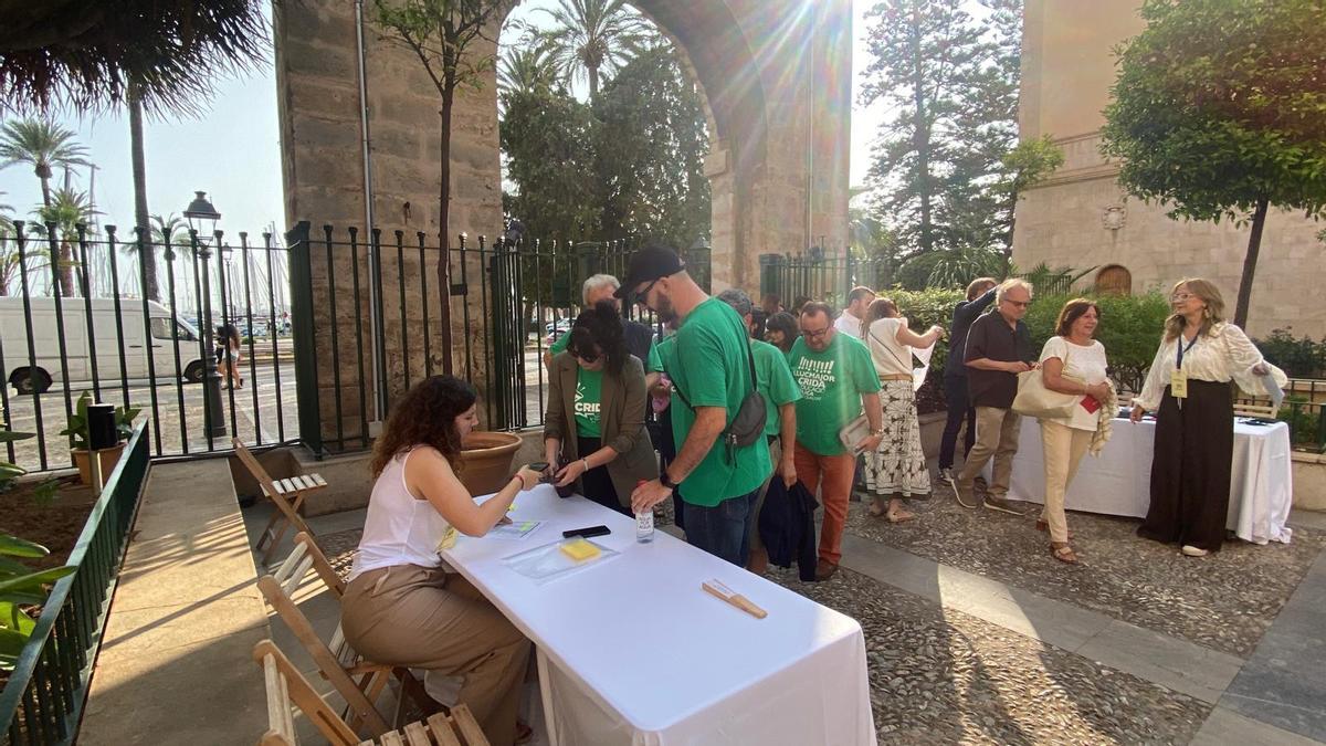Camisetas verdes se plantan en un acto de Prohens para protestar contra el acuerdo entre PP y Vox