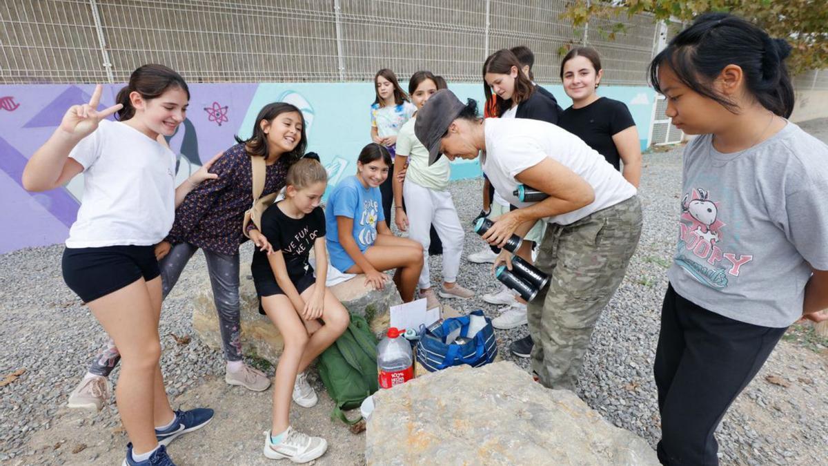 Aida Miró con los estudiantes del colegio Sa Joveria.