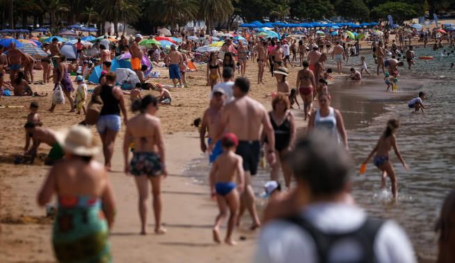 Colas para llegar a la playa de Las Teresitas