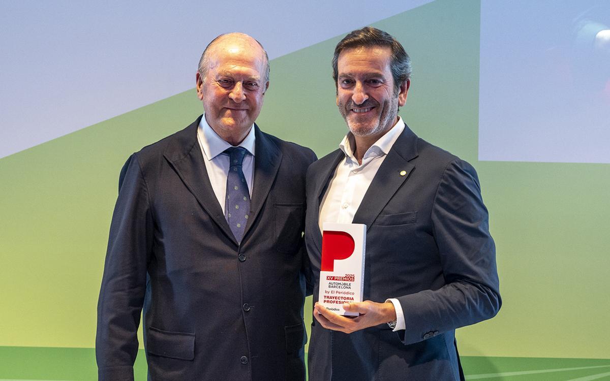 Alejandro Mesonero recibe el premio del salón de manos de Enrique Lacalle