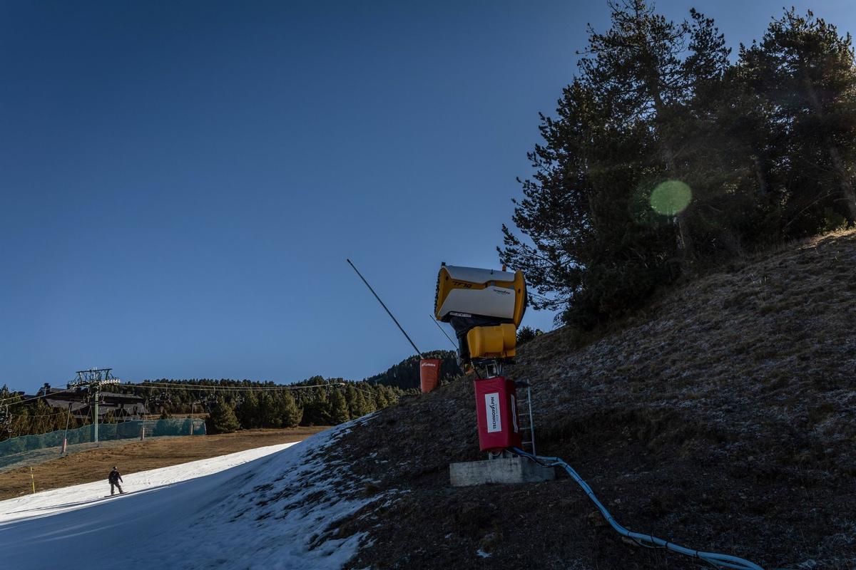 El aumento de las temperaturas significa que la gran mayoría de las estaciones de esquí del mundo ya dependen de la nieve artificial para aumentar la capa de nieve y prolongar la temporada, pero una racha récord de clima templado a fines de diciembre significa que incluso la nieve artificial ya no es posible en algunas áreas como en La Molina