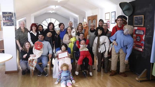 Actores y actrices de Nova junto a voluntarios de la compañía, responsables de Cruz Roja y la directora, Toñi Puerta.