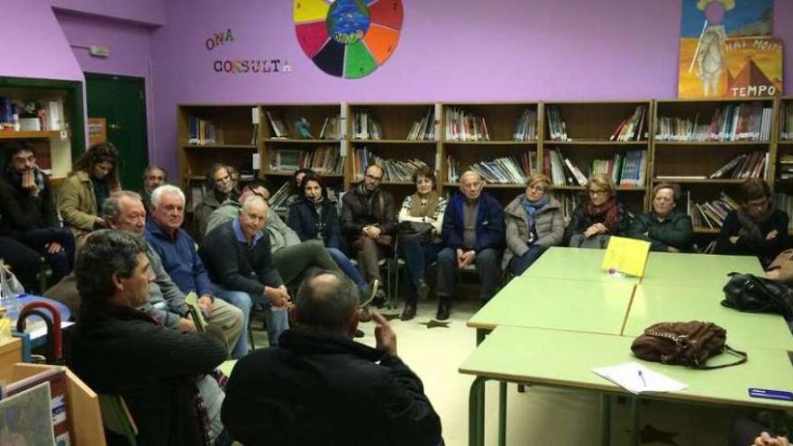 Asamblea de ayer del BNG para valorar los resultados electorales, en el colegio de Reibón.