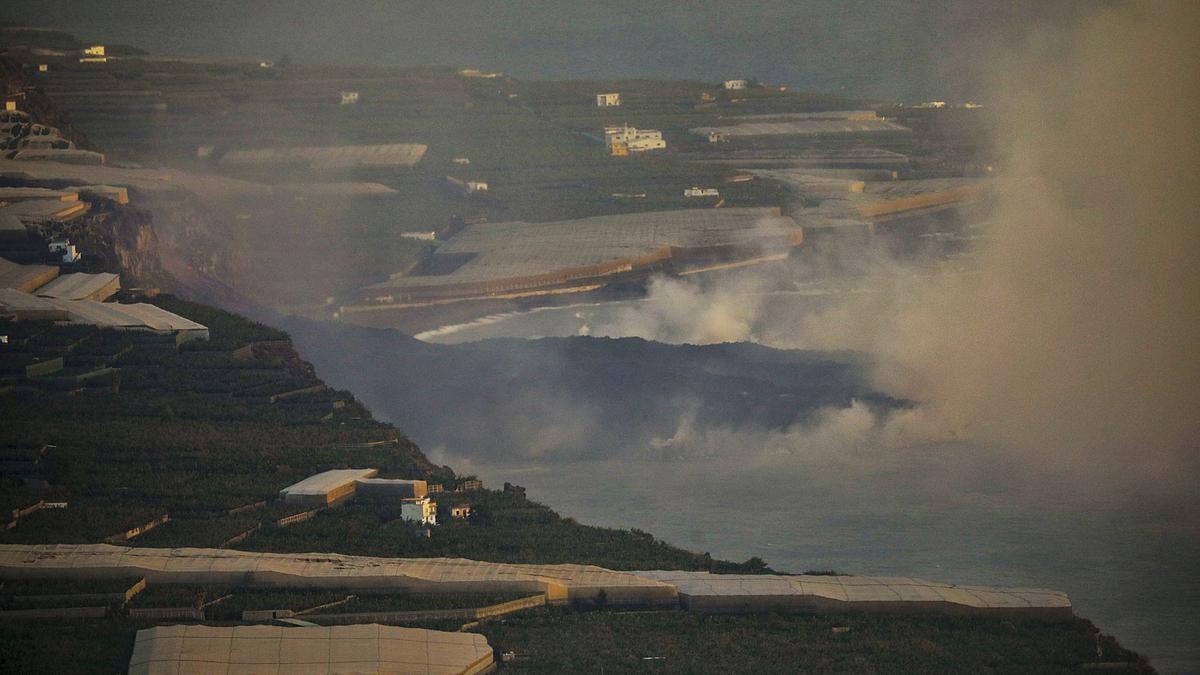 Panorámica aérea del terreno que las coladas le han ganado al mar en el litoral de Tazacorte. |