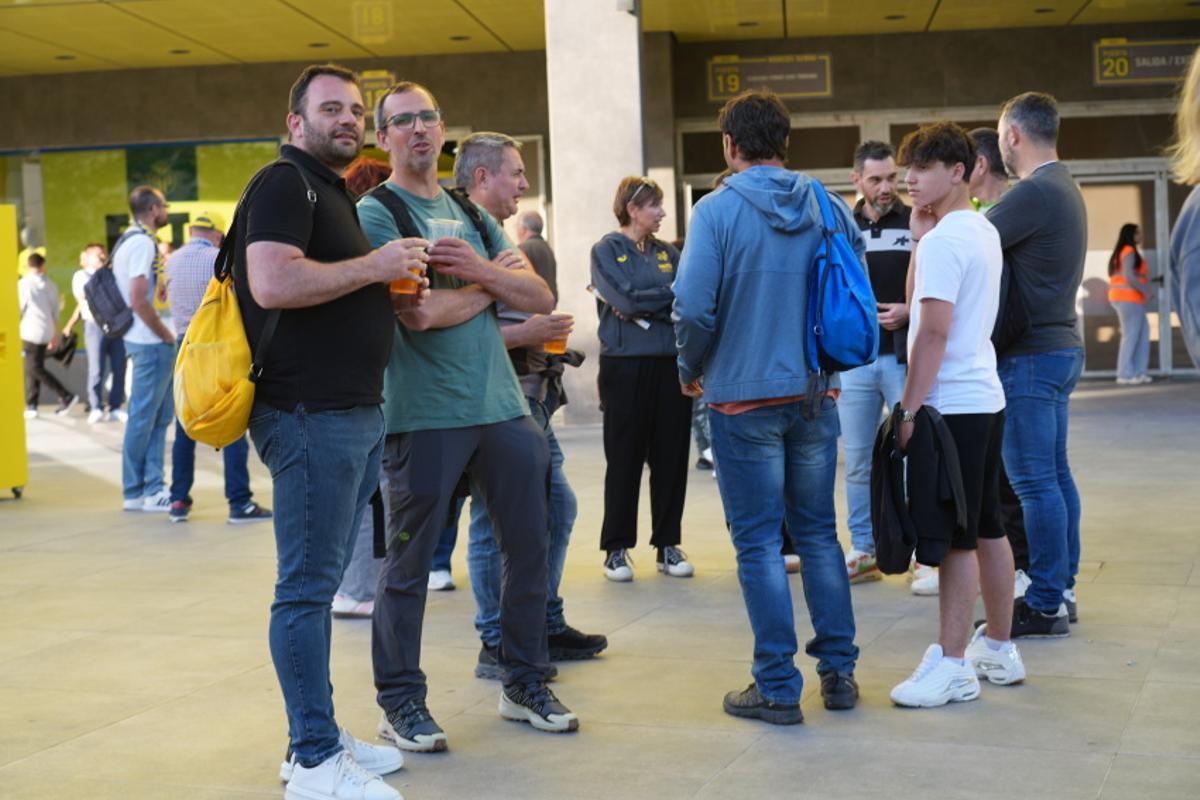 Galería: La afición del Villarreal, presente para tratar de sellar la Champions Galería: La afición del Villarreal, presente para tratar de sellar la Champions
