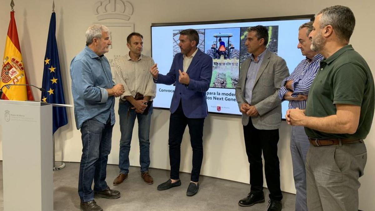 Presentación de las ayudas en la Consejería de Agricultura con Antonio Luengo y representantes de las organizaciones agrarias regionales.  | CARM