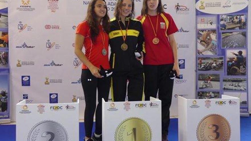 Núria Marquès, al mig, en un dels podis del Campionat d&#039;Espanya