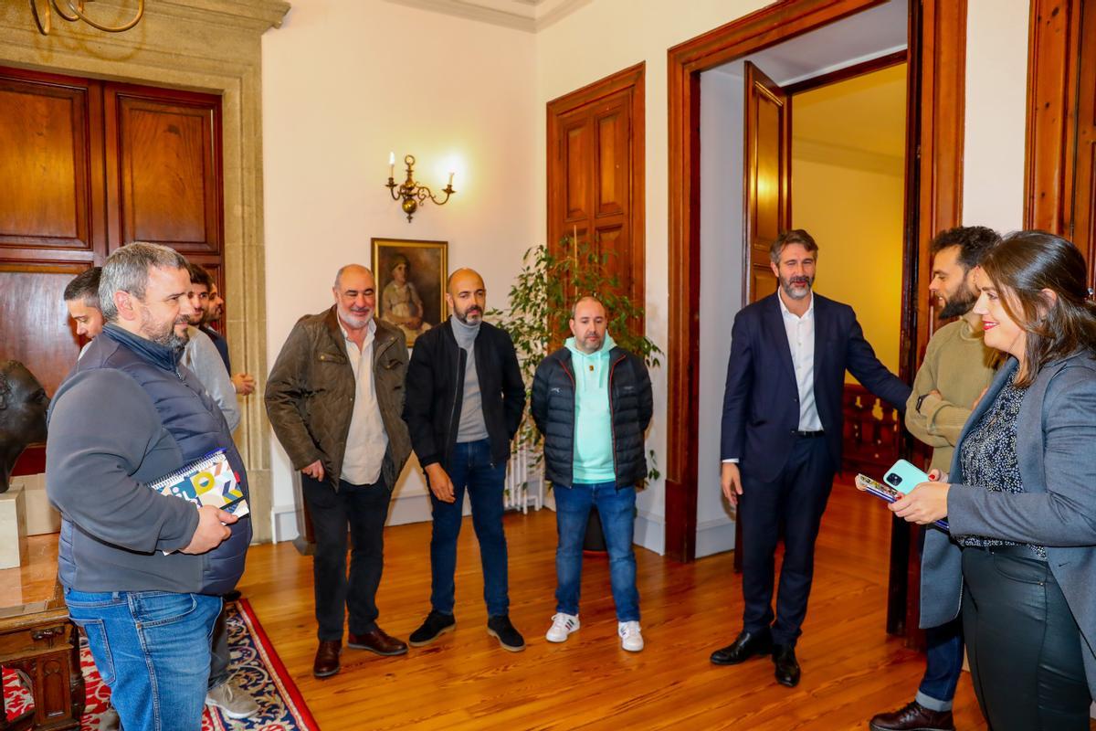 Padrino, alcalde y organizadores departiendo antes del acto de presentación.