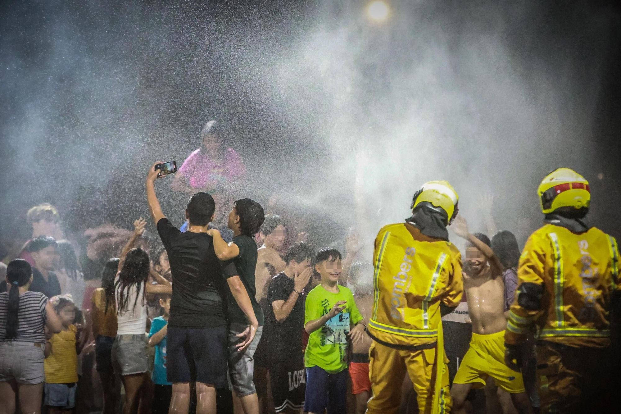 Correfocs y la hoguera más madrugadora arrancan el mejor ambiente de las fiestas patronales de Rojales