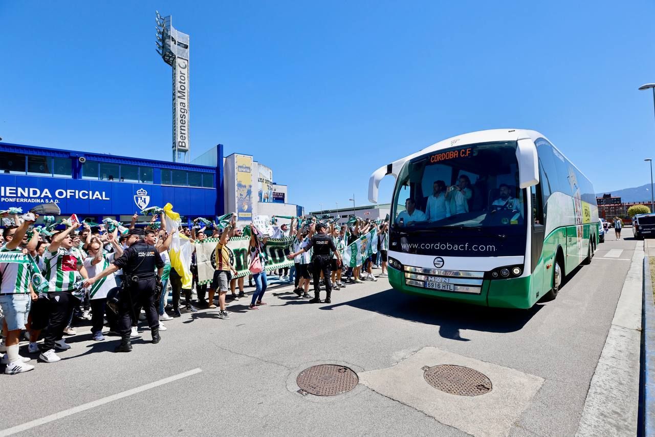 Ponferradina-Córdoba CF: la afición blanquiverde en el partido de play off de ascenso, en imágenes