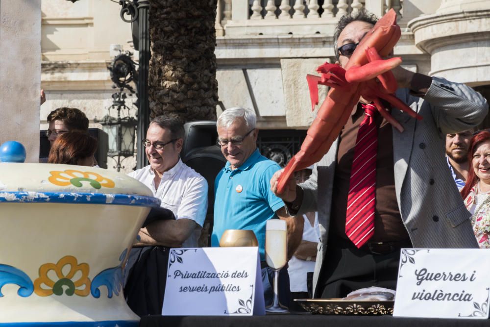 Falla humana de Pobresa Zero en la plaza del Ayuntamiento de València