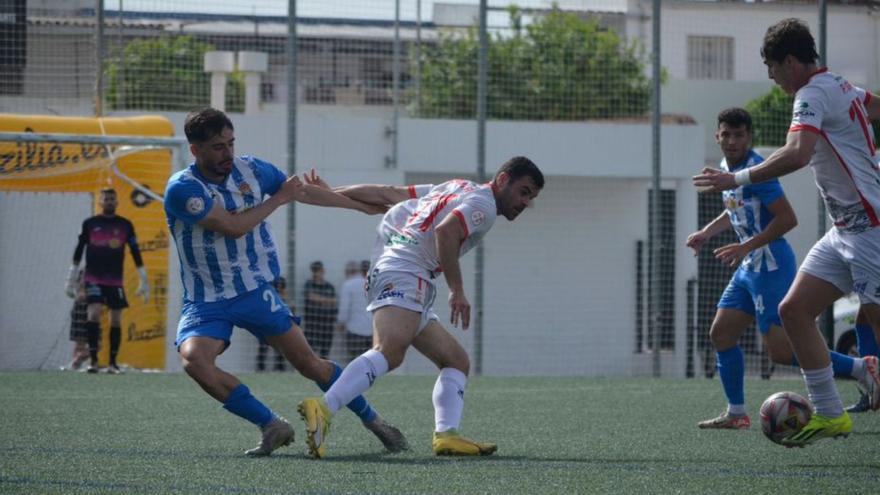 Blas disputa el balón en el partido ante el Antoniano. | ÁGUILAS FC