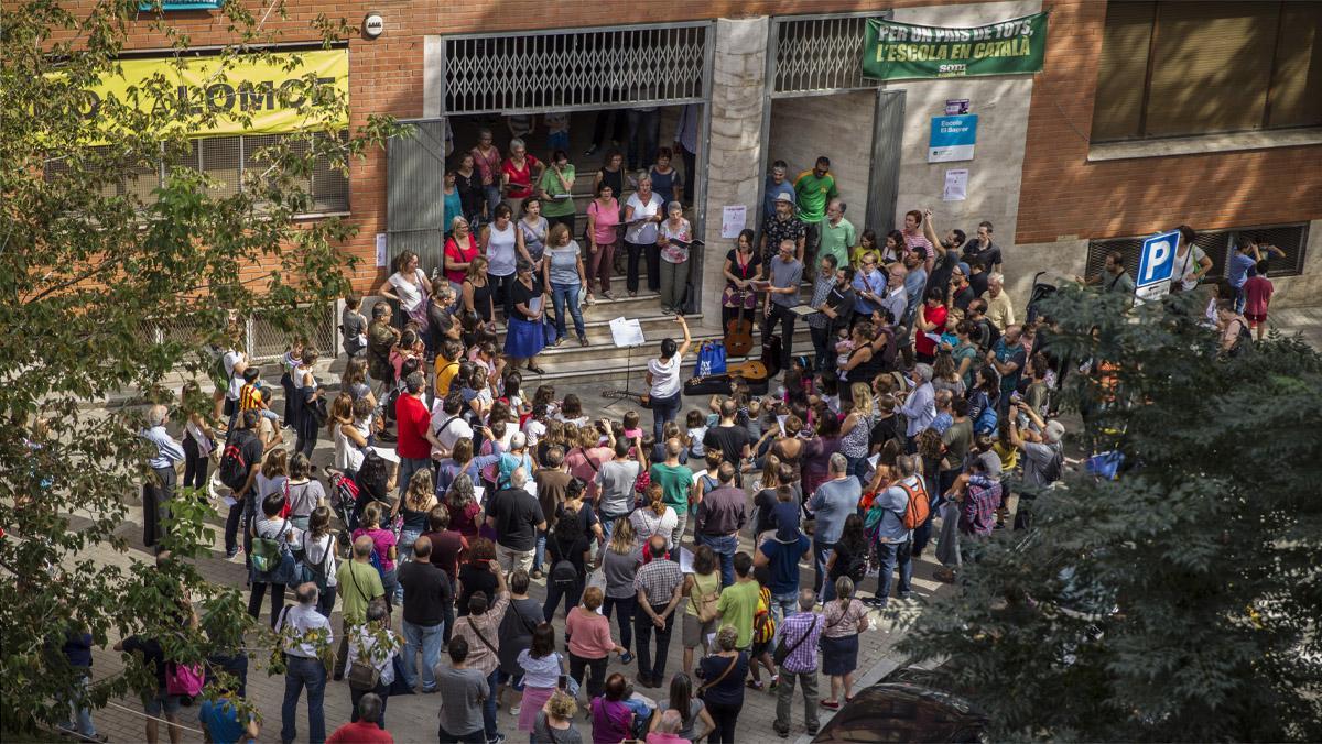 Assemblea a les portes d’un col·legi electoral a Gràcia.