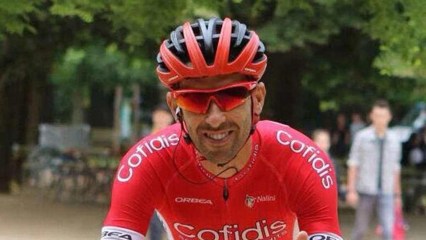 El gijonés Dani Navarro se dirige al control de firmas durante el reciente Criterium Dauphiné.