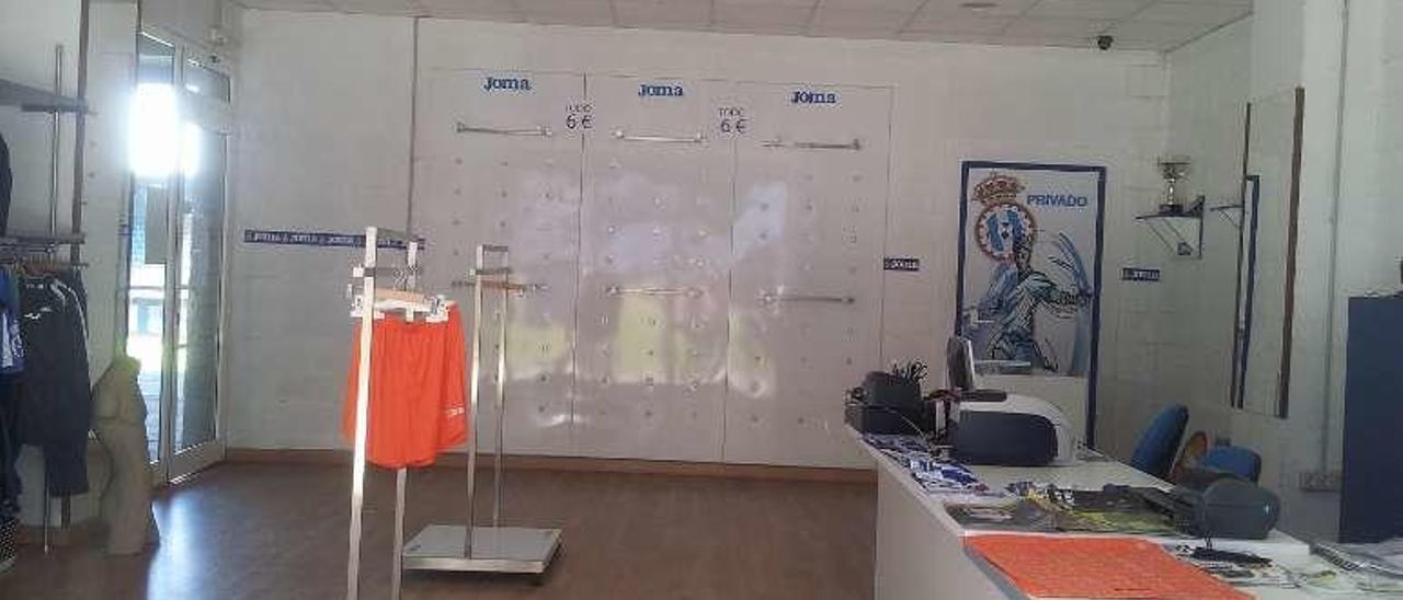 Aspecto que presenta el interior de la tienda oficial del Avilés.