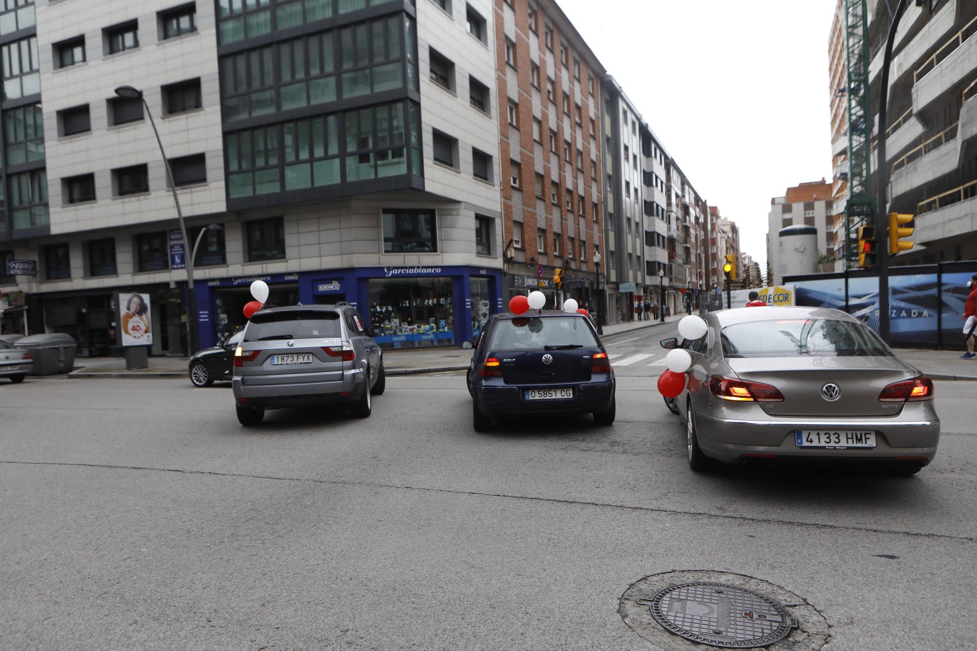 Concentración de vehículos en Gijón contra las restricciones a la movilidad