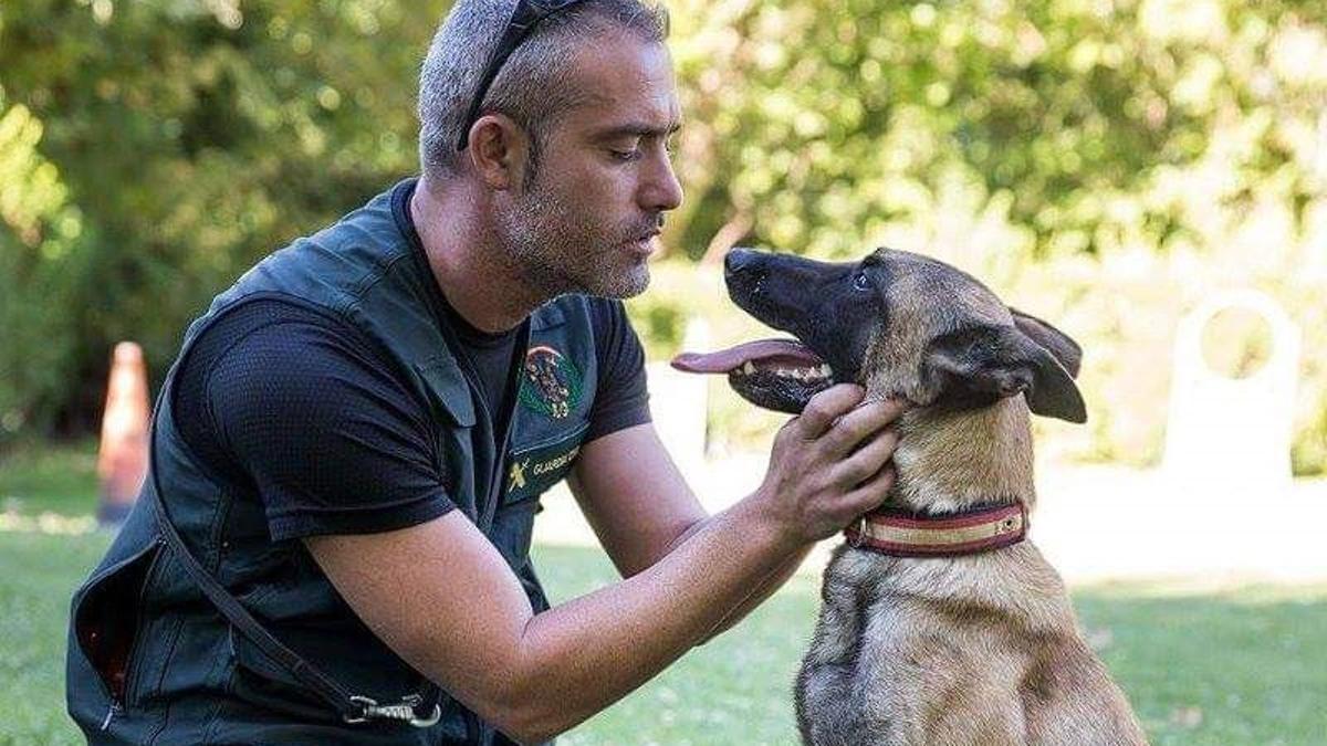 Iván Garcia junto a su primera perra policía, una pastor belga llamada Trinity, ya fallecida.