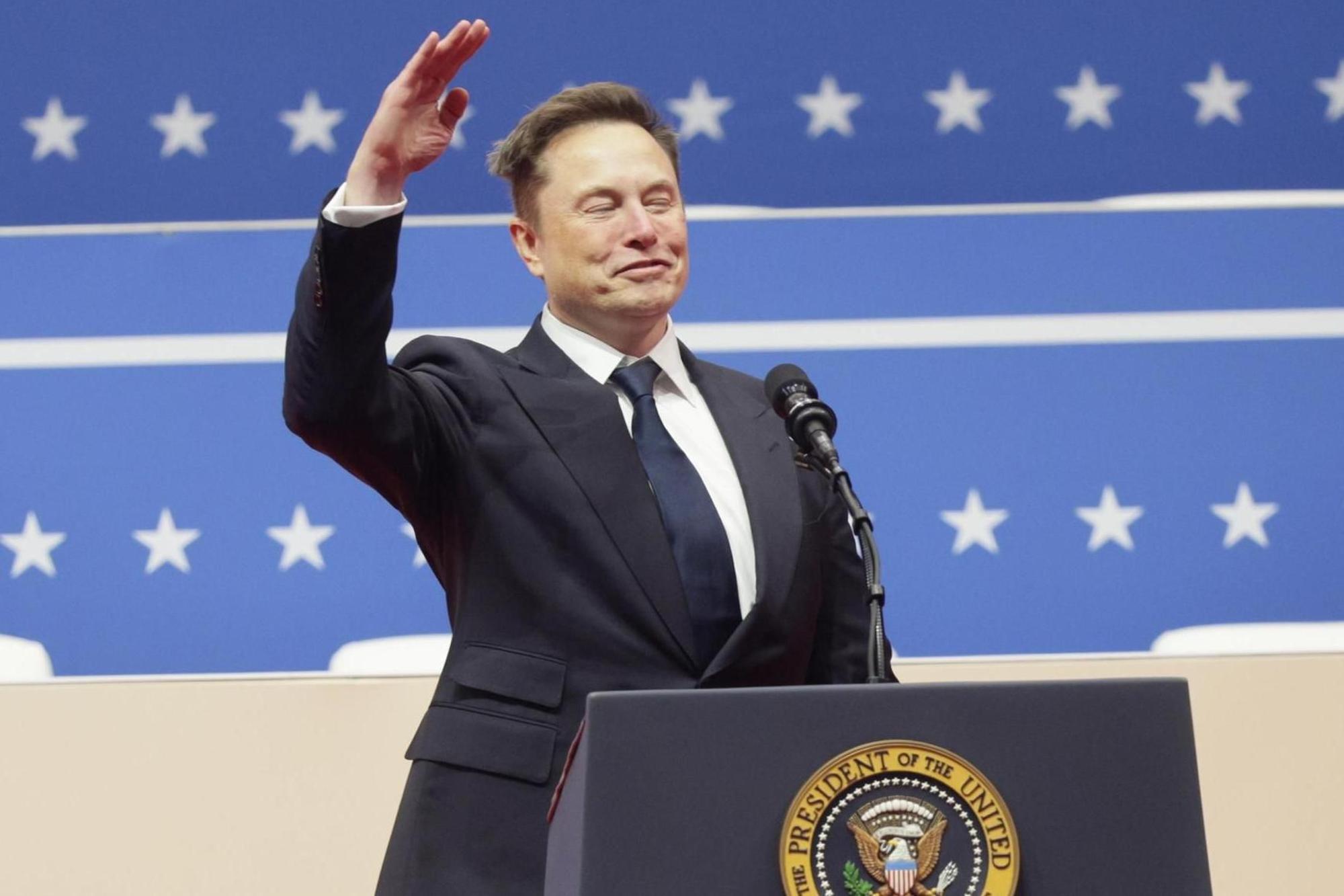 Musk en su polémico saludo.