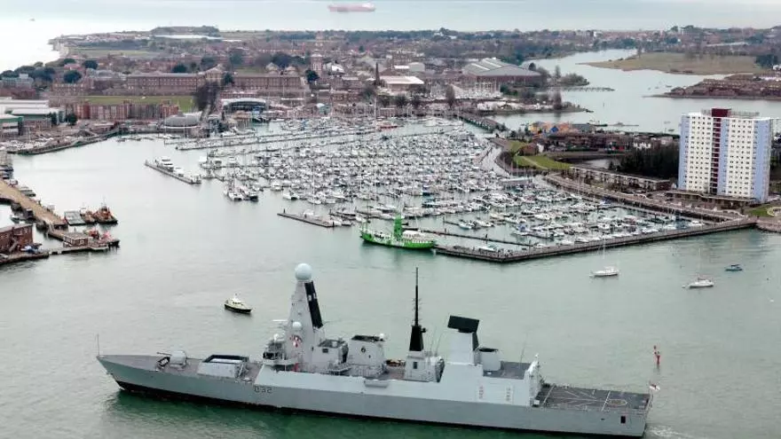 Irán da por cerrado el estrecho de Ormuz y amenaza con atacar cualquier barco que lo cruce