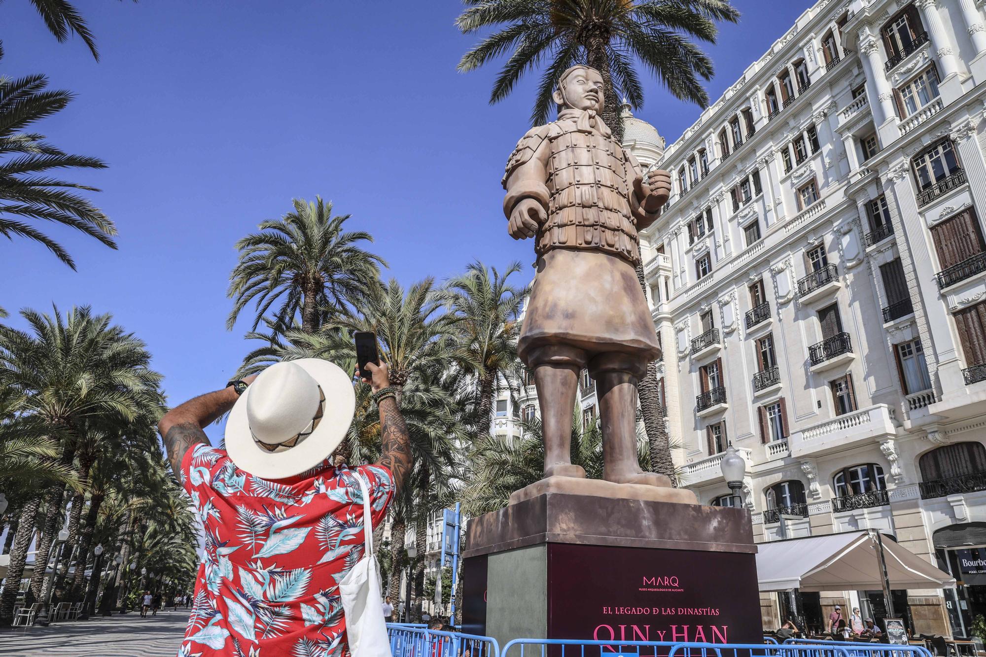 Un guerrero de Xian gigante custodia la Explanada de Alicante