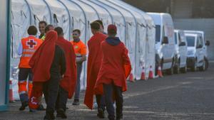 Llegan a Canarias 240 migrantes en cuatro embarcaciones, tres de ellas a El Hierro