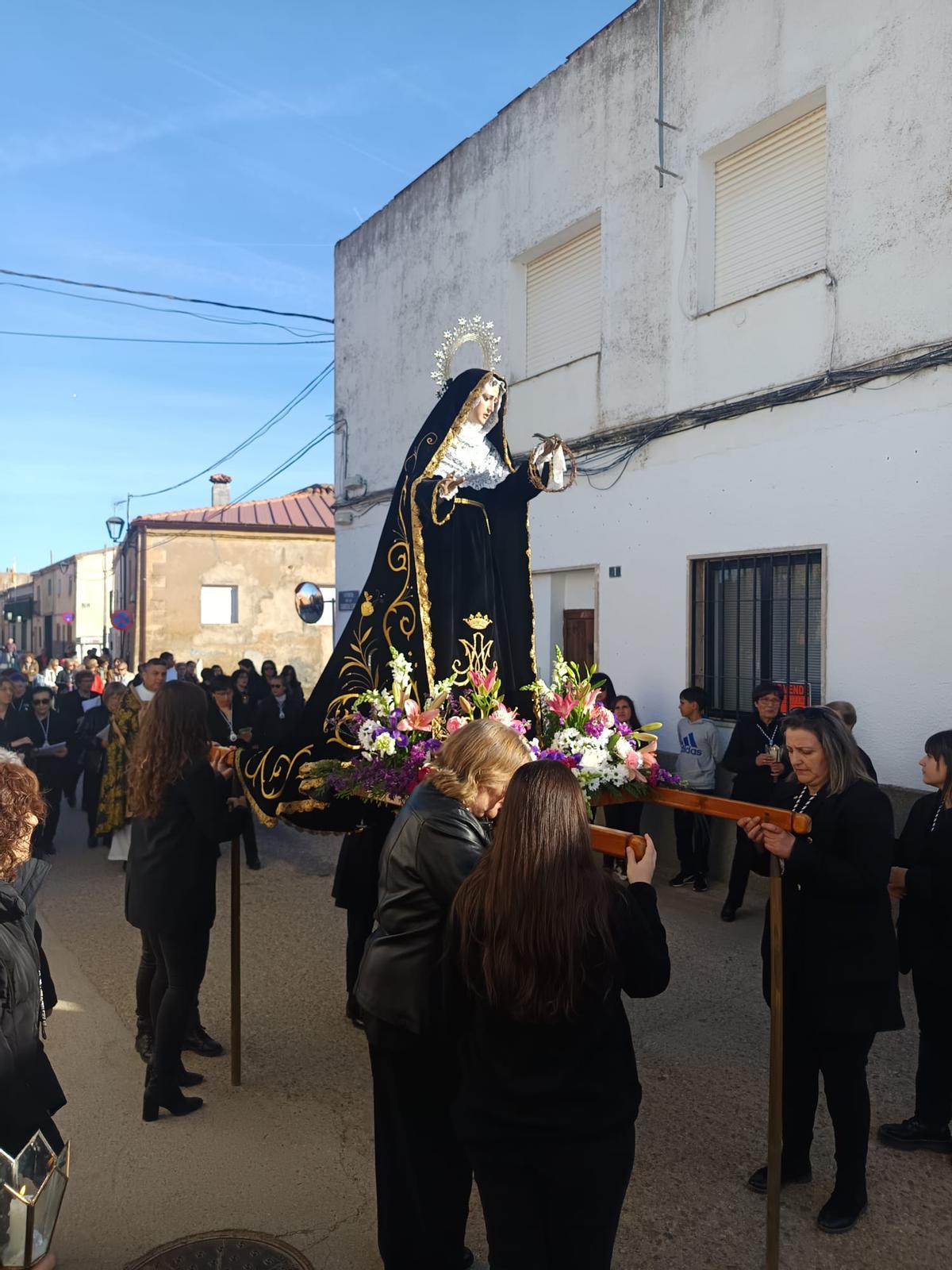 GALERÍA| La procesión de La Soledad de Manganeses de la Lampreana en imágenes