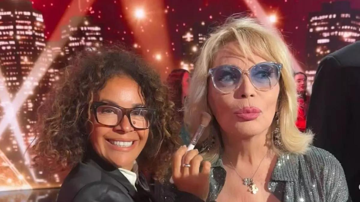 La maquilladora Nora Aoun al lado de Amanda Lear, musa de Dalí en su juventud