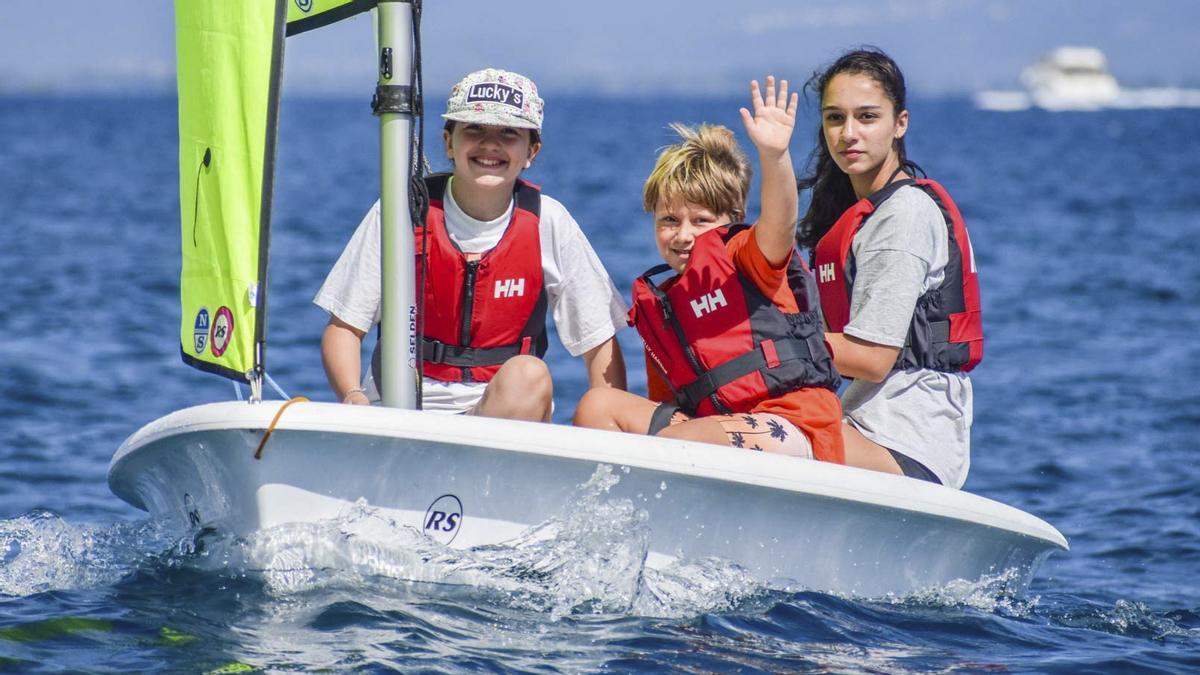Uns infants gaudeixen del club de vela lleugera del Club Nàutic l'Escala.