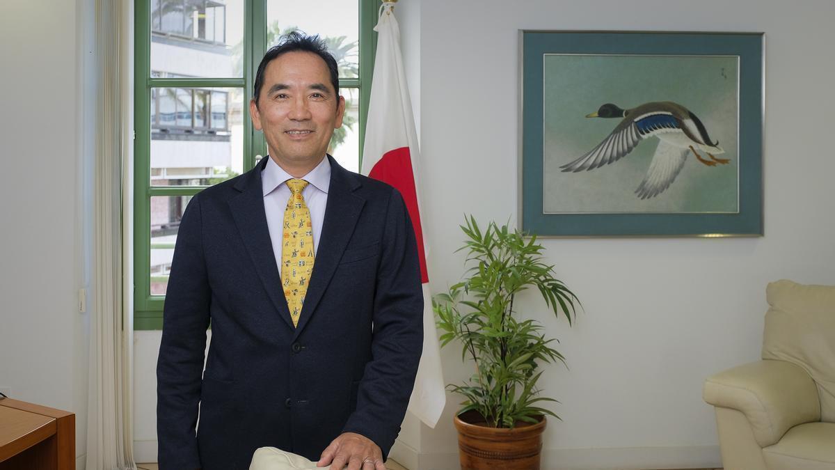 El cónsul de Japón en Canarias, Akira Kusunoki, durante la entrevista en el consulado ubicado en la calle Triana.