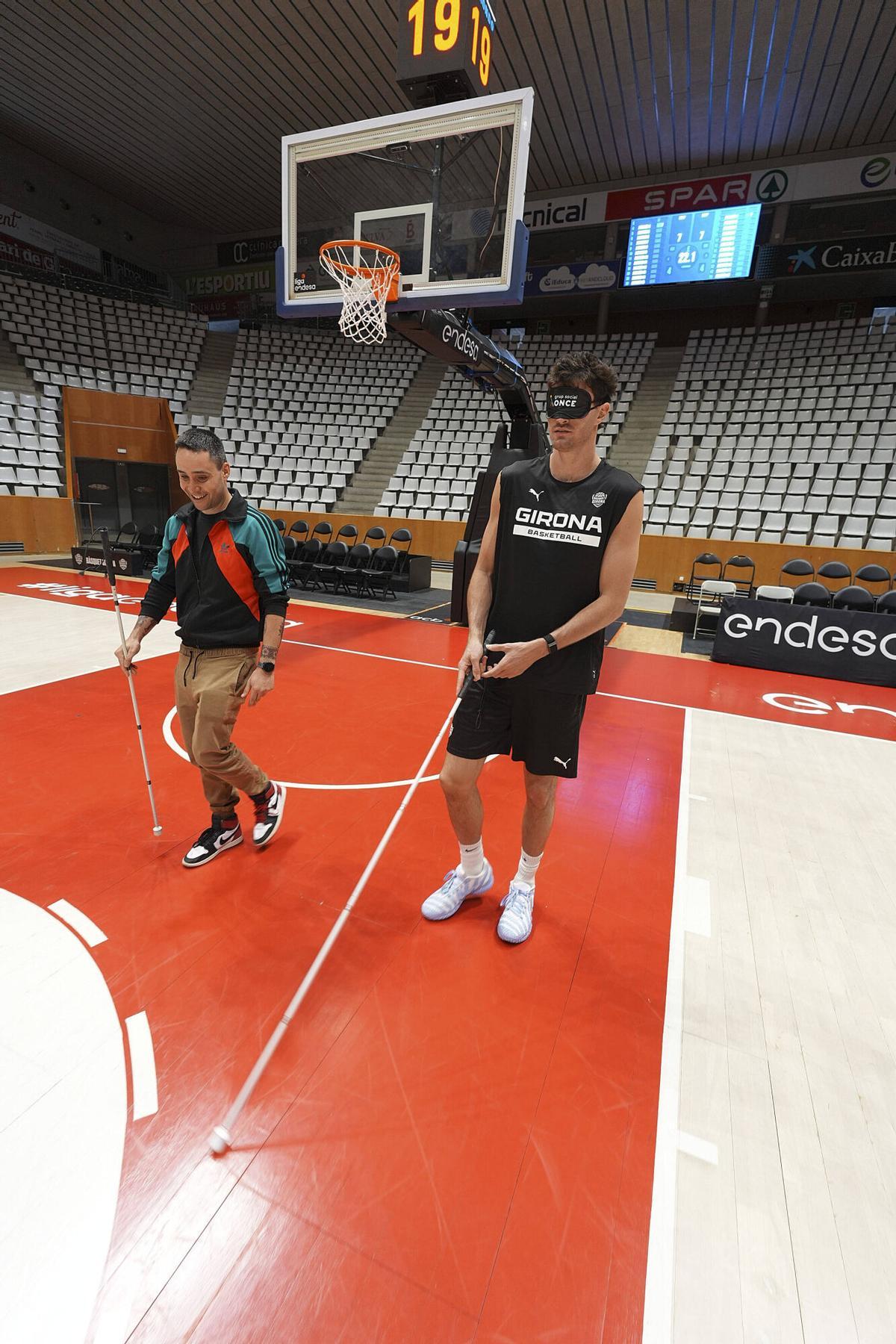 Els jugadors del Bàsquet Girona posant-se a la pell d'una persona cega