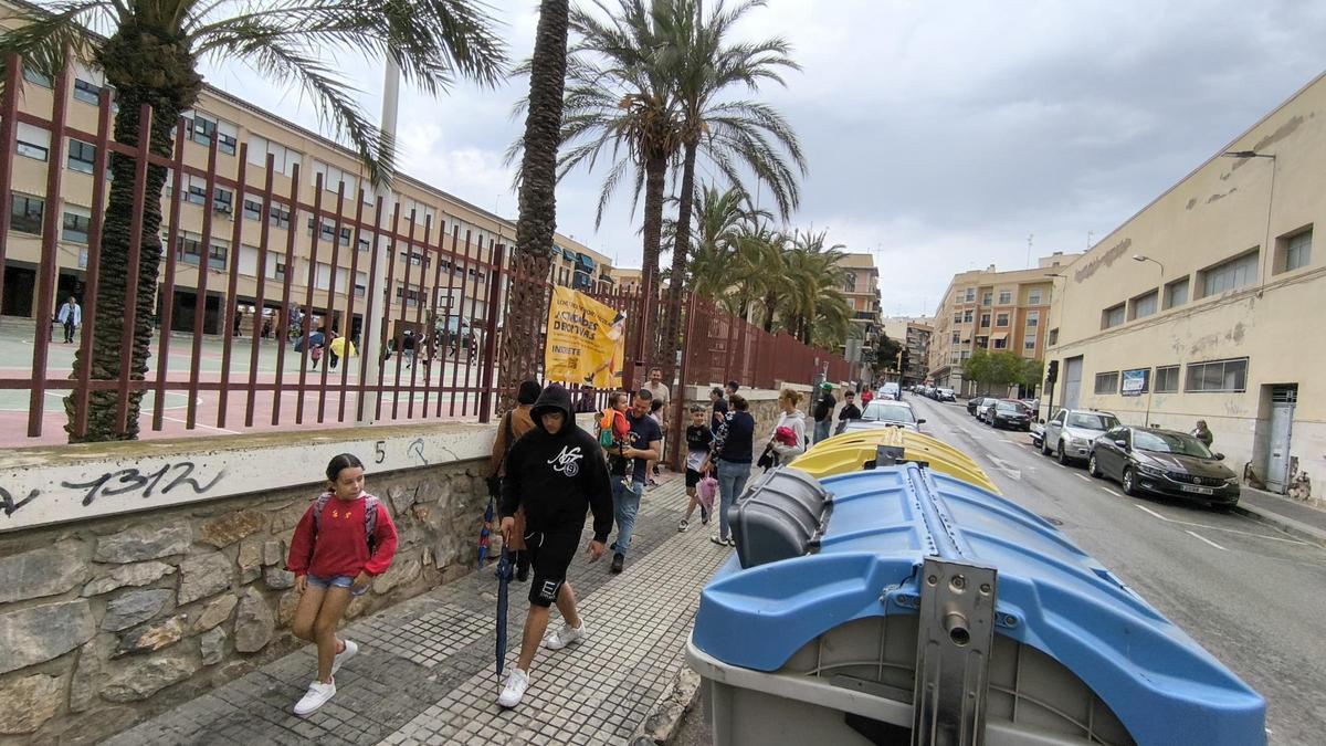 Los padres tienen que pasar varios minutos soportando los olores de los contenedores cuando recogen a sus hijos en el colegio Jaume I de Elche