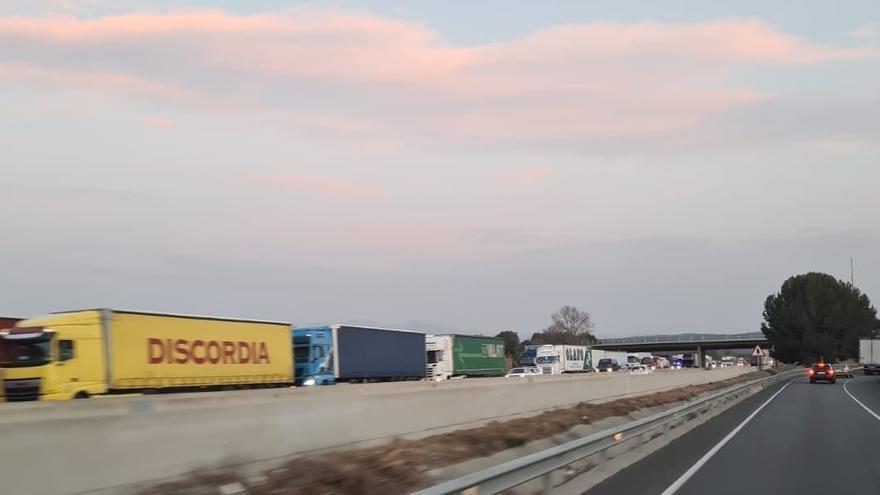 Un camió perd la càrrega a l&#039;AP-7 a Borrassà i quatre cotxes més xoquen en cadena