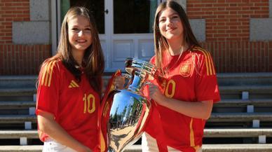 La tierna imagen de la princesa Leonor y la infanta Sofía que han recreado 12 años (y una Eurocopa) después