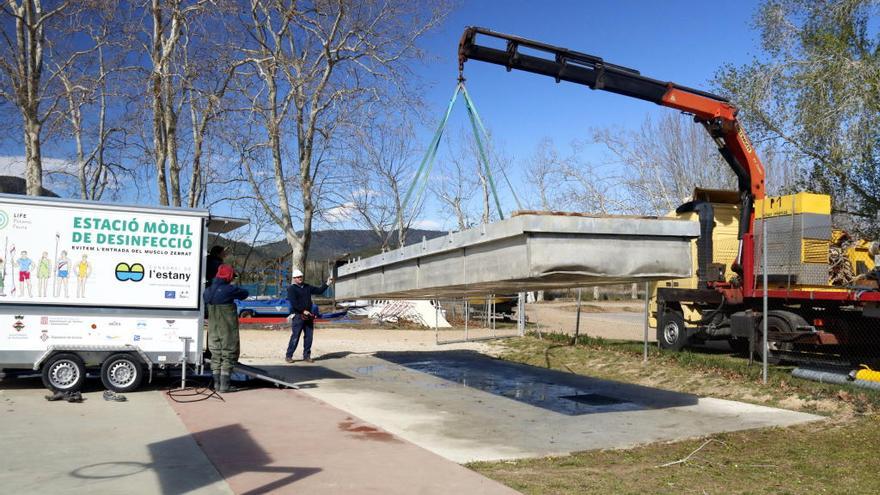 Una de les peces de l&#039;estructura flotant que s&#039;han desinfectat per poder entrar a l&#039;Estany de Banyoles