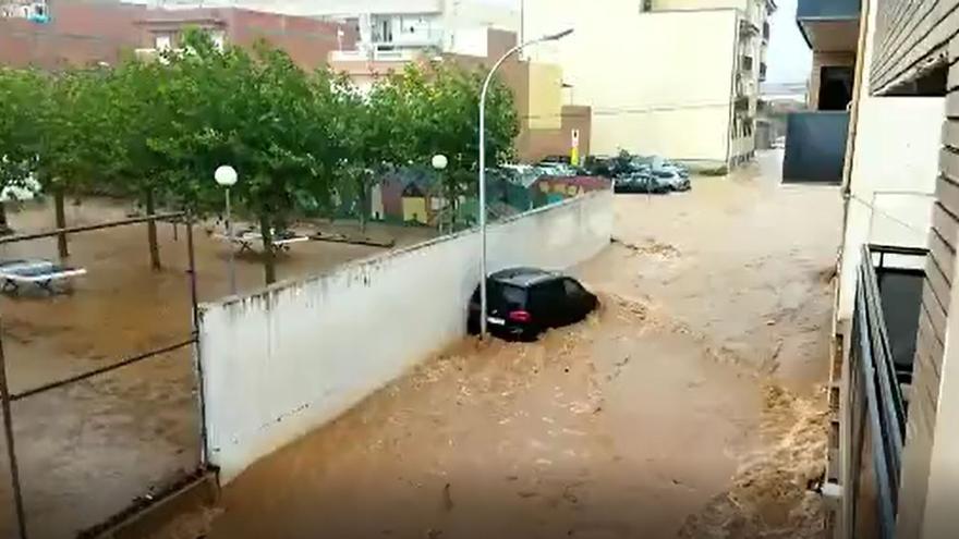 l&#039;aigua baixant per un dels carrers d&#039;Alcanar, on han caigut fortes pluges, causant diverses inundacions