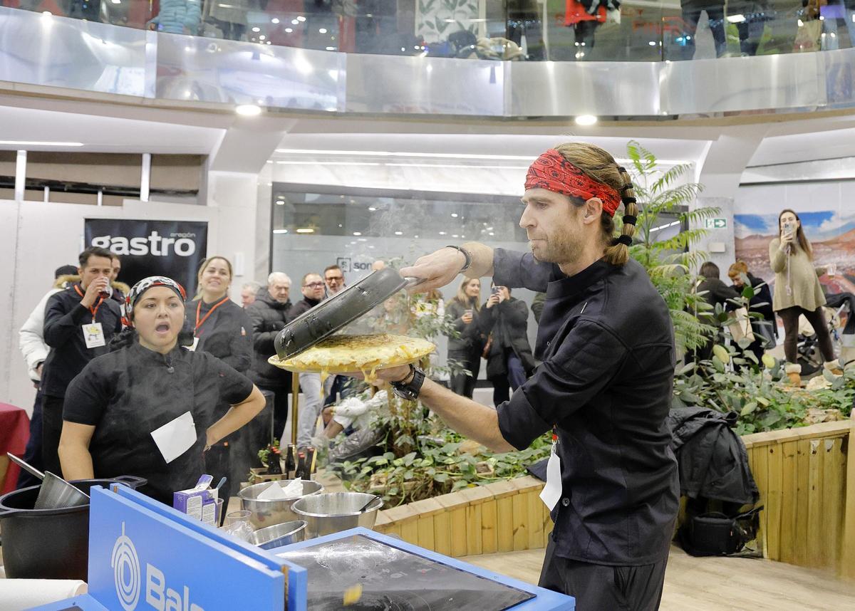 Daniel Muñoz, de Zeppelin Café, dando la vuelta a la tortilla campeona.